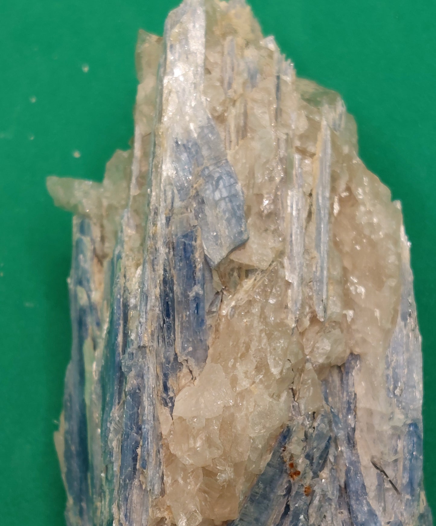 Kyanite specimen