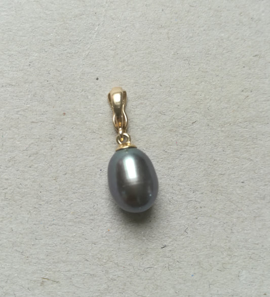 Clip-on vedhæng i guld med perle