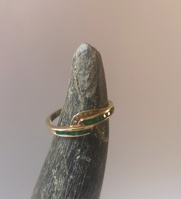 Vintage guldring med smaragder og diamanter