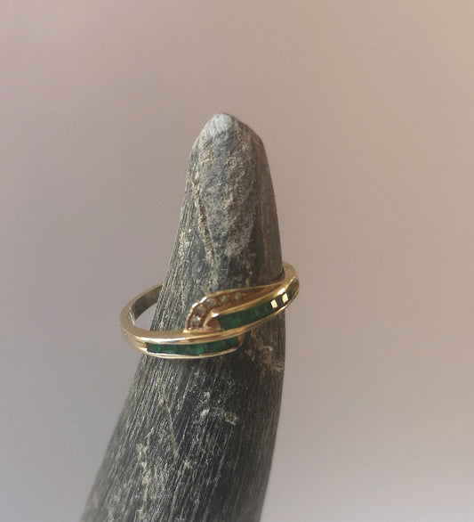 Vintage guldring med smaragder og diamanter