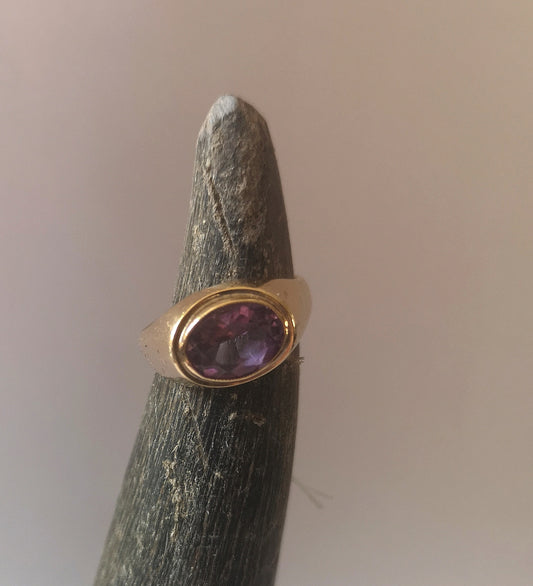 Vintage guldring med oval ametyst