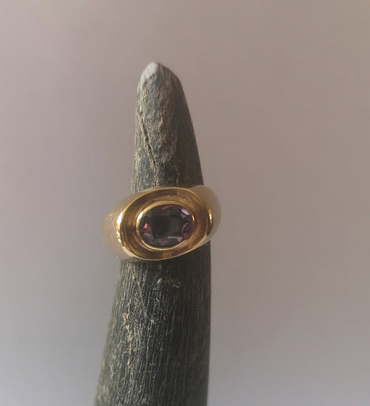 Vintage dameguldring med farveskiftende sten