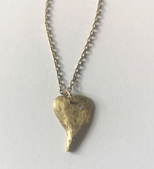 Håndsmedet guldhjerte med brillant