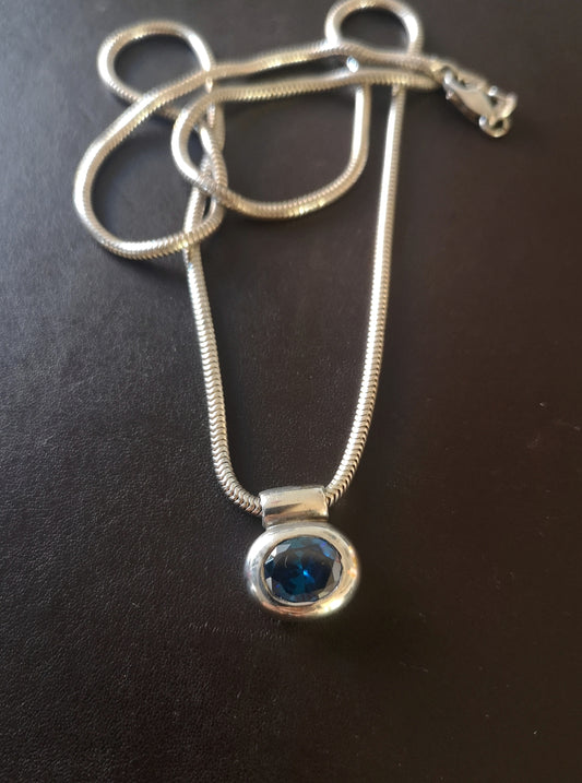 Sølvvedhæng med blå sten