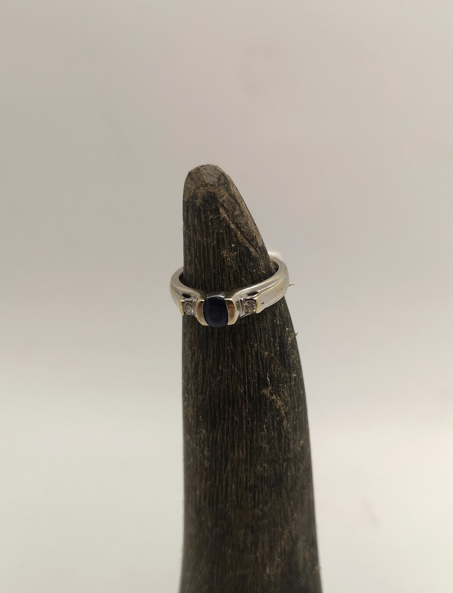 18 karat hvidguldsring med safir og brillanter