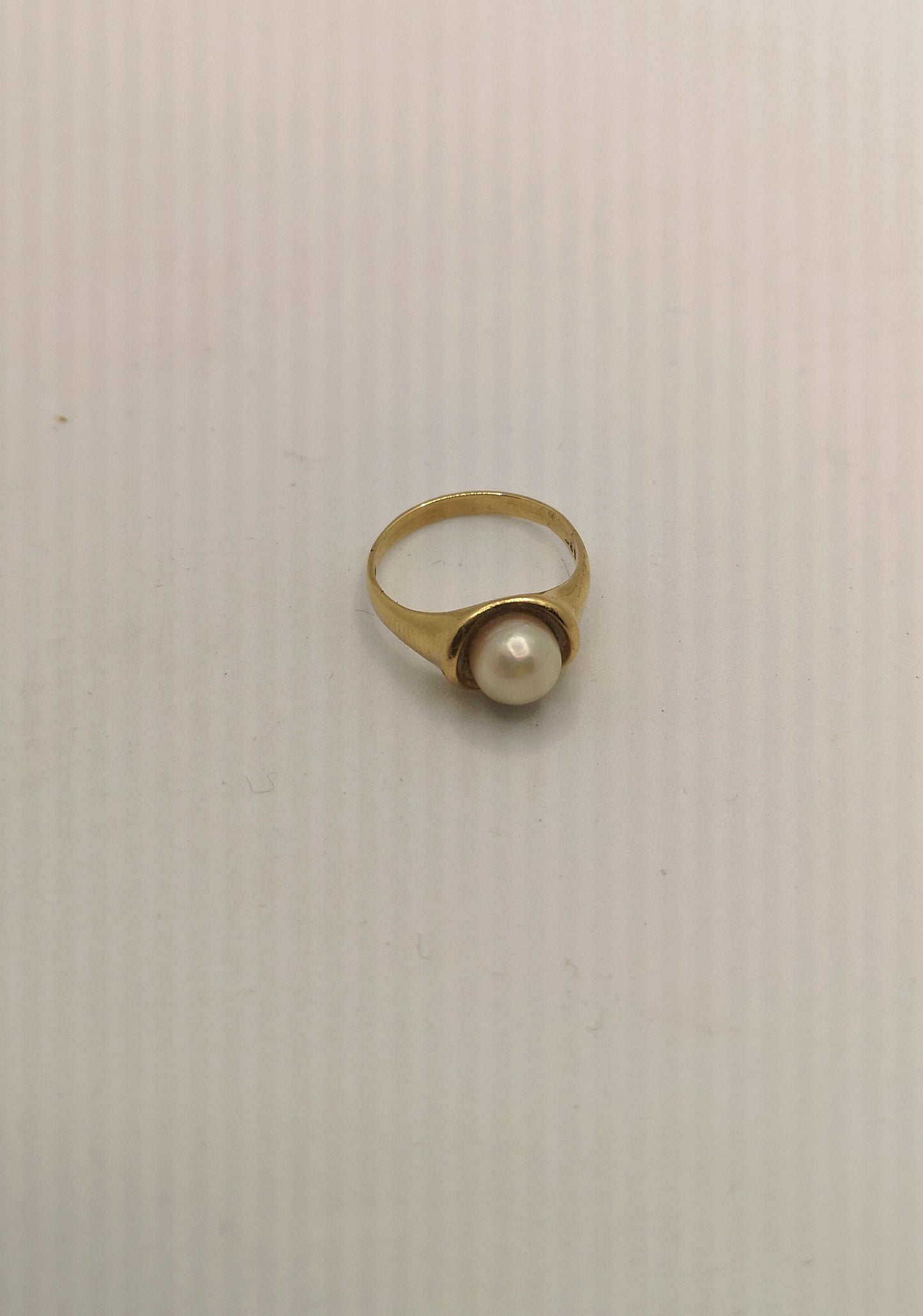 Enkel guldring med perle