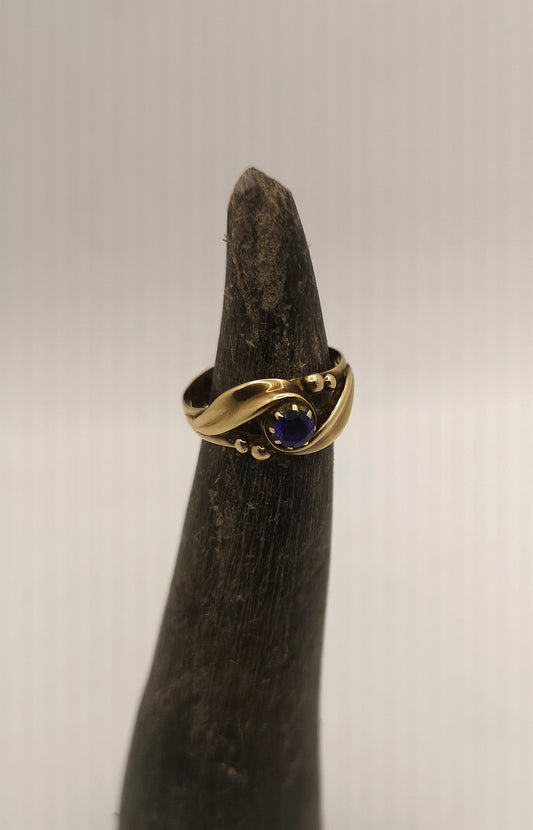 Skønvirkering i guld med safir