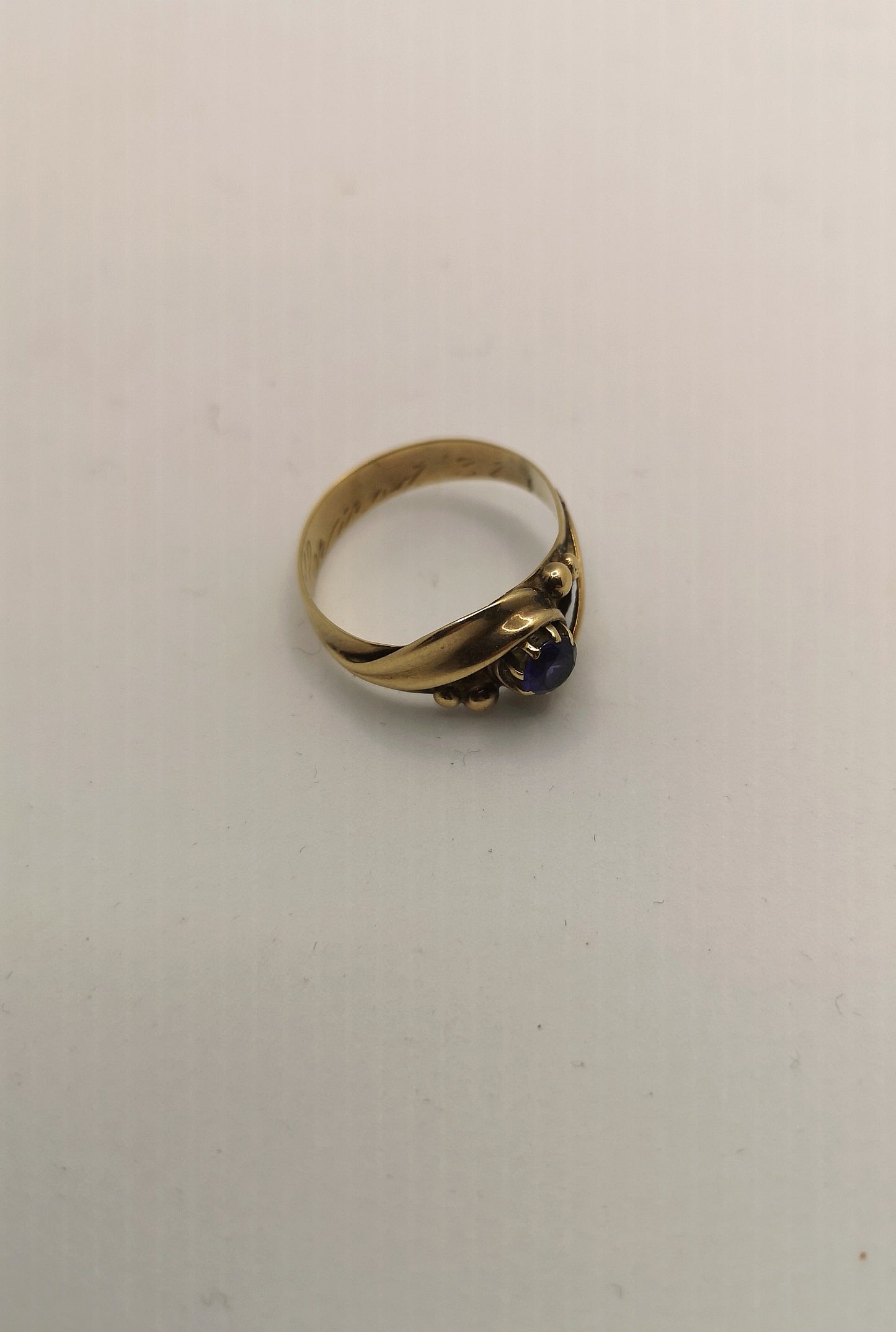 Skønvirkering i guld med safir