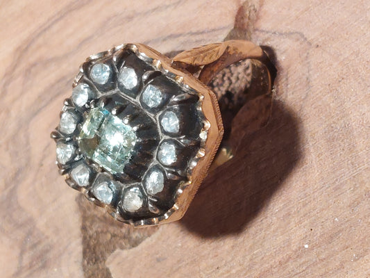 Antik 18 karat guldring med med smaragd og diamanter