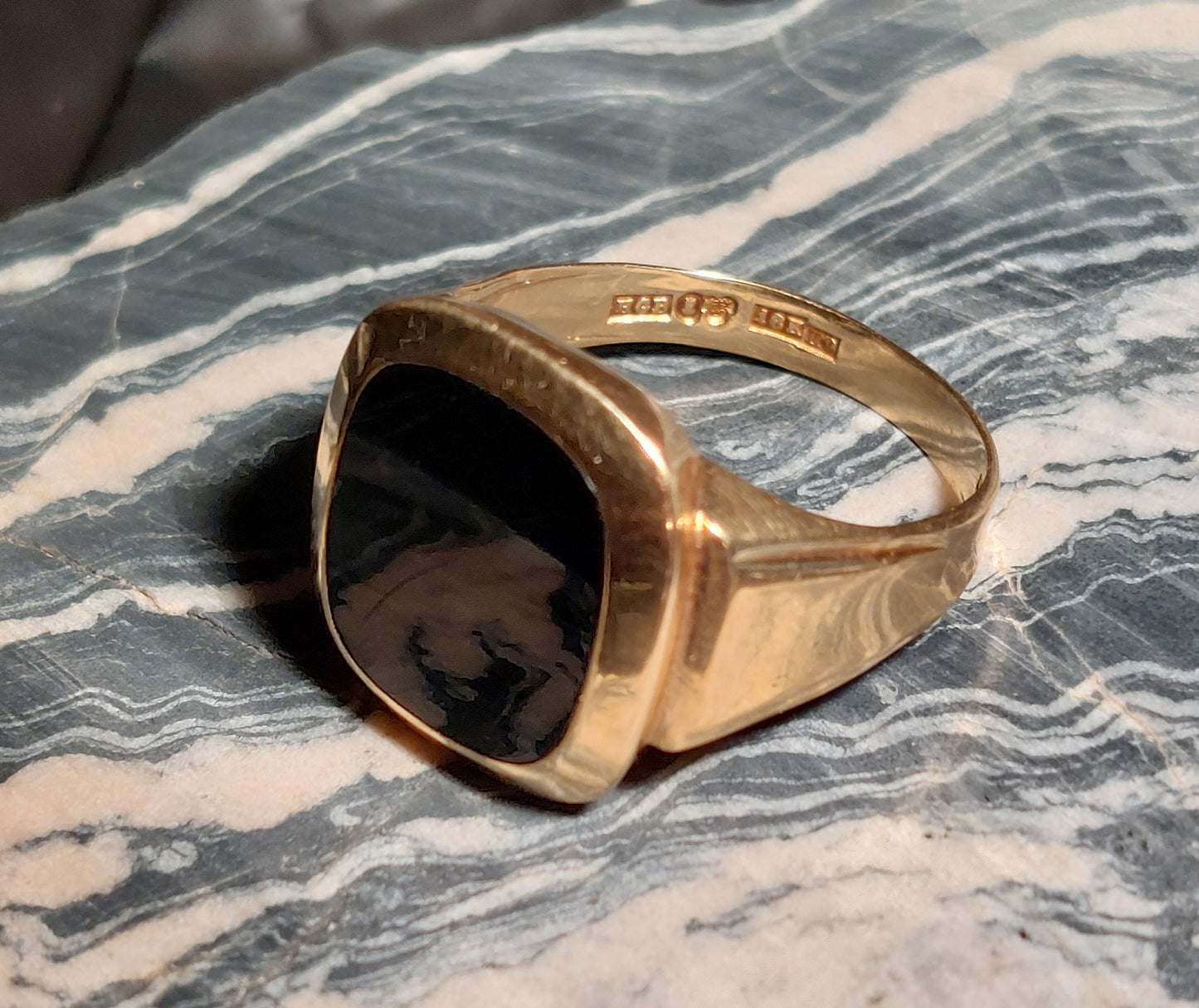 Vintage 18 karat guldring med onyx