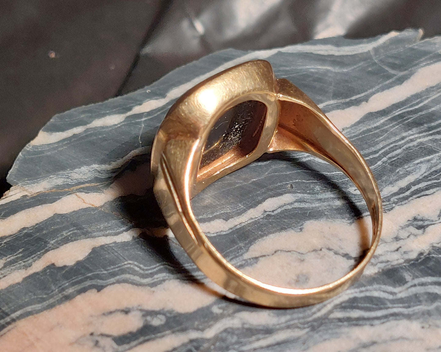 Vintage 18 karat guldring med onyx