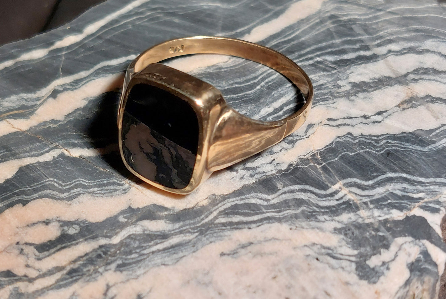 Stor vintage signetring i 14 karat guld med onyx