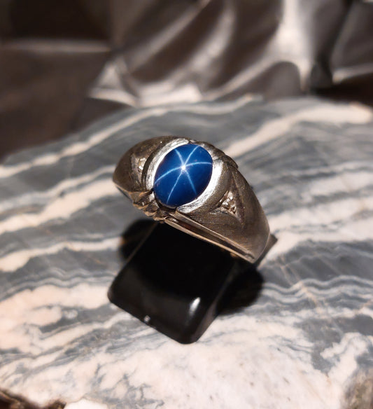 Vintage 10 karat hvidguldsring med stjernesafir og diamanter