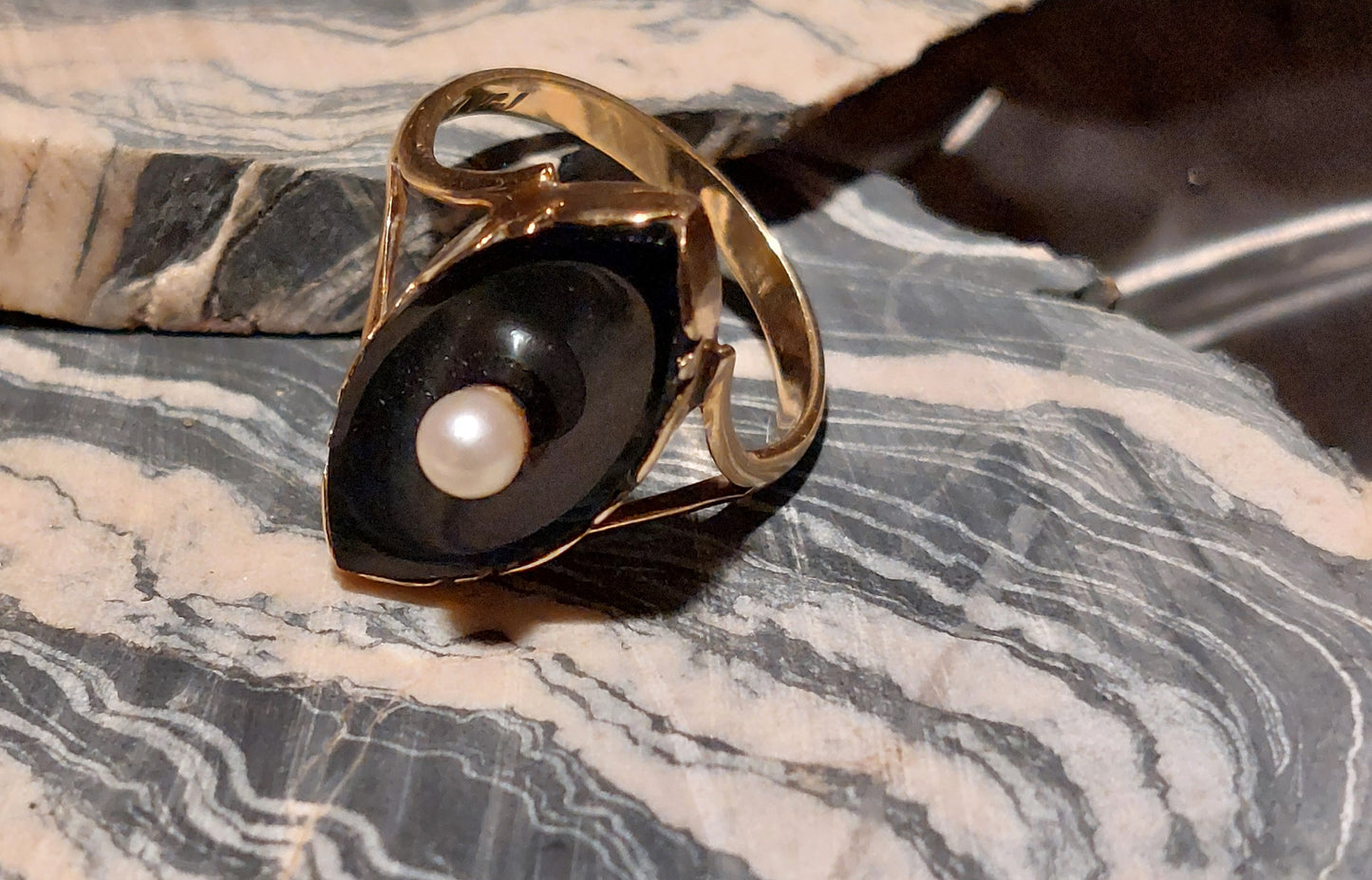 Art deco 14 karat guldring med onyx og perle