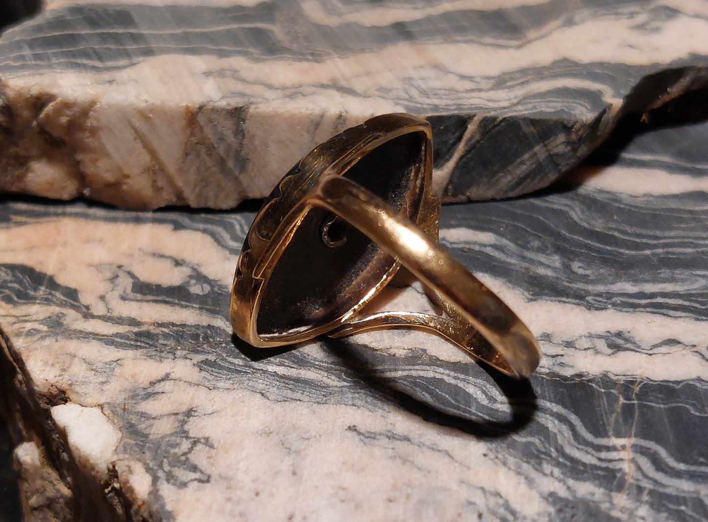 Art deco 14 karat guldring med onyx og perle