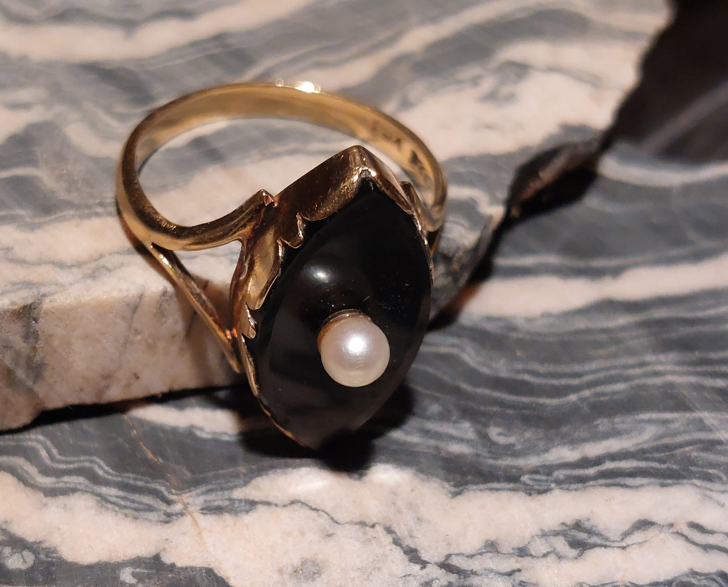 Art deco 14 karat guldring med onyx og perle