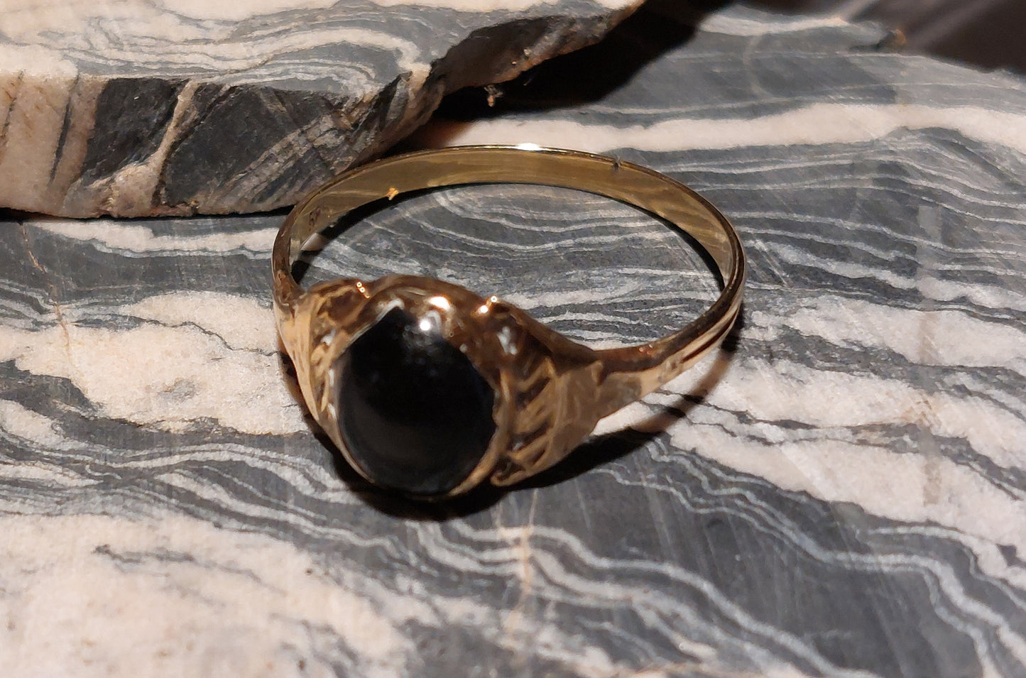 Spinkel antik 14 karat guldring med onyx