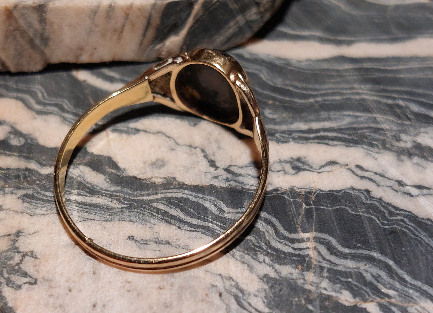 Spinkel antik 14 karat guldring med onyx