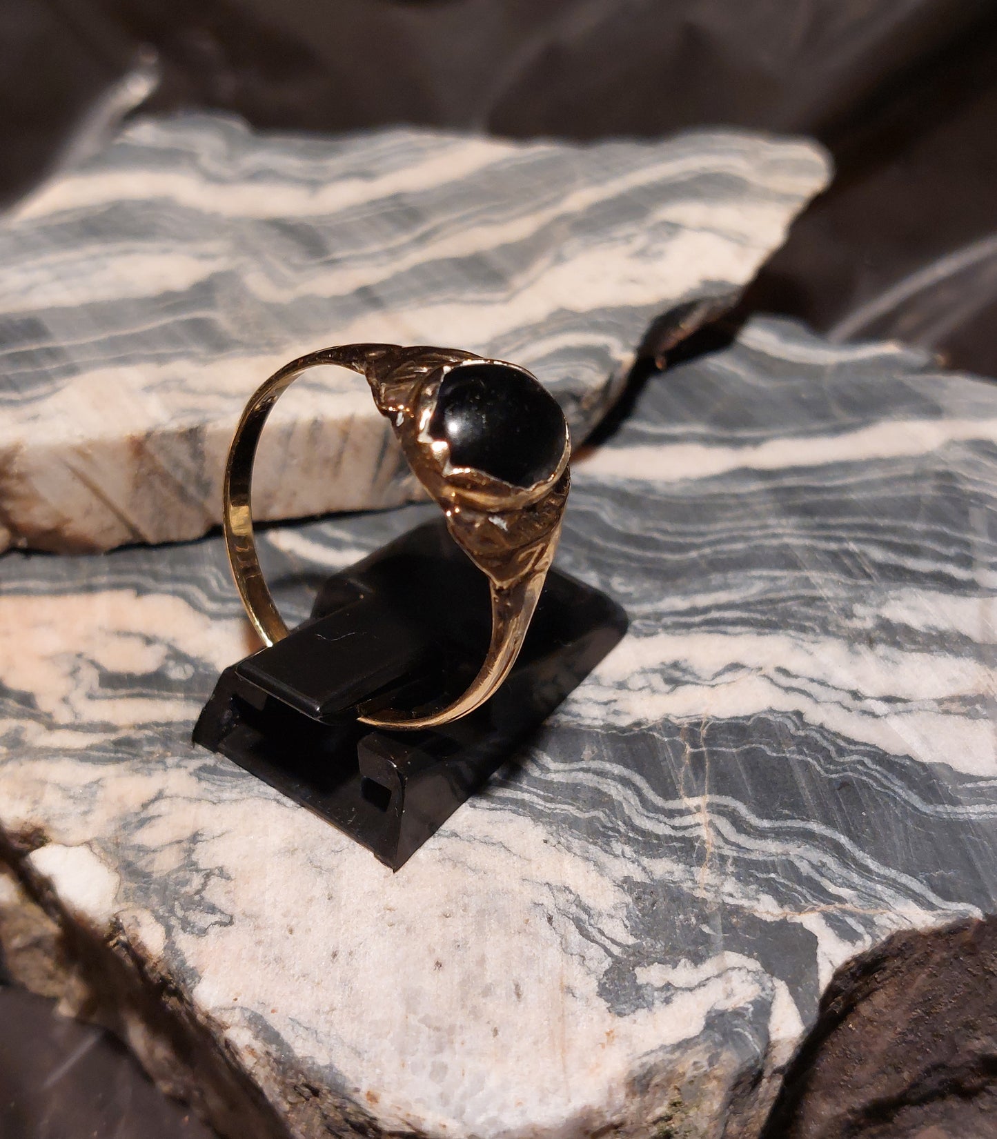 Spinkel antik 14 karat guldring med onyx