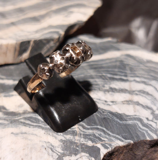 Antik guldring med champagnefarvet centerdiamant