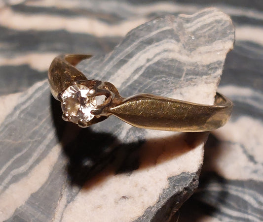 Vintage solitairering i 14 karat guld med 0,2 ct brillant