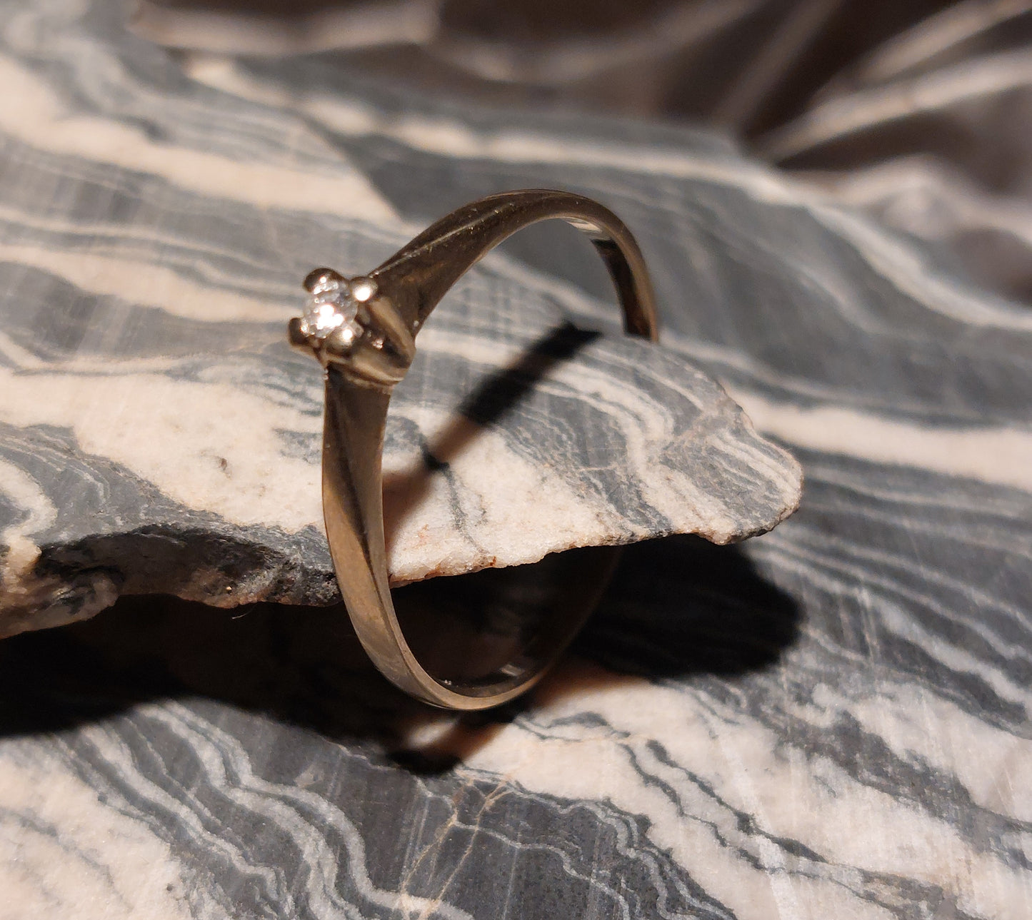 Vintage spinkel solitairering i 14 karat hvidguld med 0,05 ct brillant