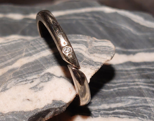 Smuk og enkel vintage 14 karat hvidguldsring med 0,03 ct brillant