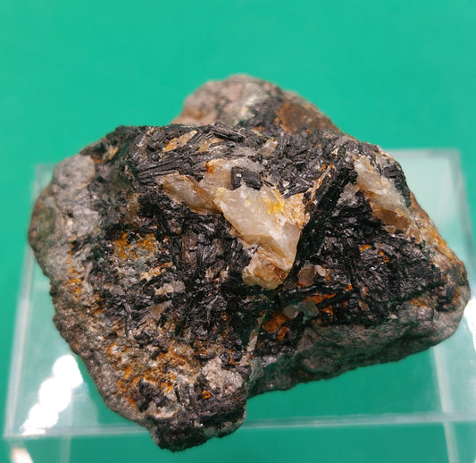 Wolframite crystals on Wolframite with Quartz