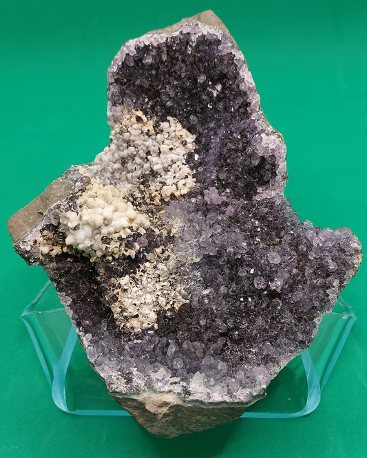 Aragonite on Ametyst druse