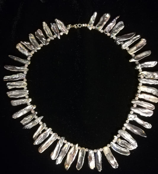 Halskæde med peacockfarvede Biwaperler