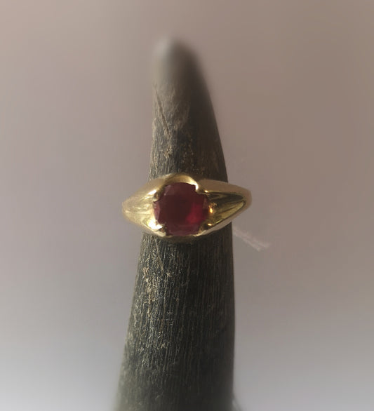 Vintagering i 14 karat guld med rød sten