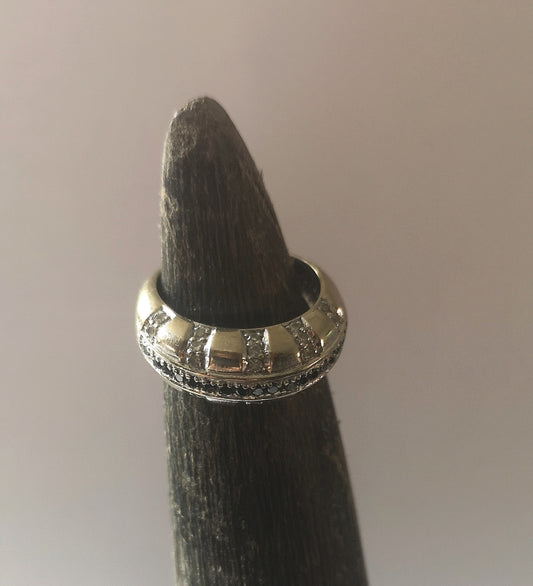 Vintage ring i hvidguld, med diamanter og safirer