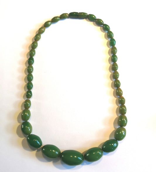 Vintage æblegrøn bakelithalskæde