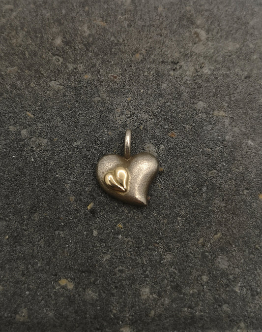 Oxyderet sølvhjerte med guld