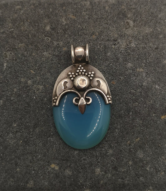 Sølvvedhæng med blå calcedon