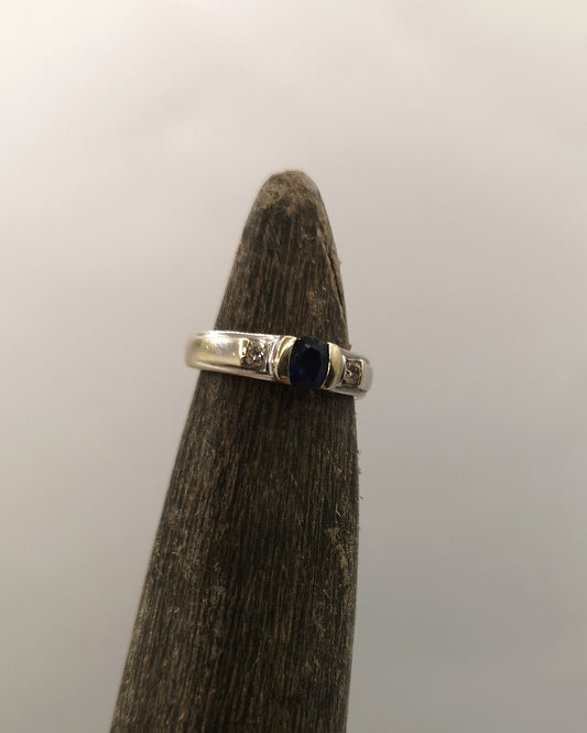 18 karat hvidguldsring med safir og brillanter