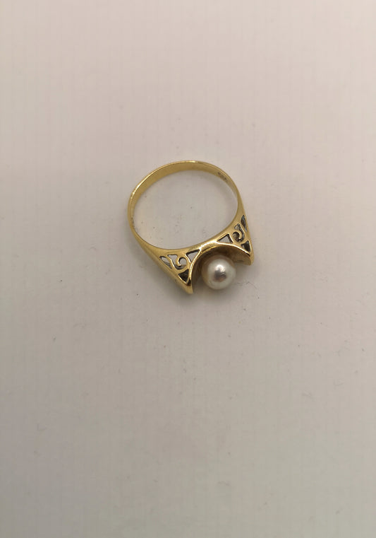 Detaljeret guldring med perle