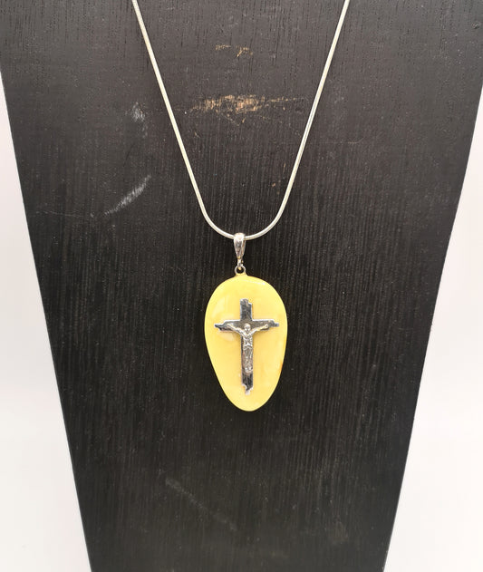 Halssmykke i rav med krucifiks